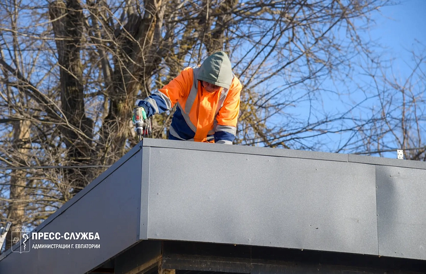 В Евпатории продолжается демонтаж незаконных торговых объектов 